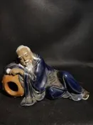 石灣窯藍釉人物擺件，造型為老翁醉酒，工藝細致，釉靣光亮，整體