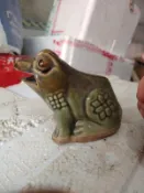 正宗老石灣窯青蛙，為什麼說正宗呢，因為確實有現代做的，所以描述壹下，這個青蛙是六十年代的，僅嘴巴有微微磕碰，能