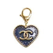 【CHANEL 香奈兒】經典牛仔琺瑯雙C LOGO滾邊愛心造型掛飾/鑰匙圈(藍/金色ABC827-BLUE-OR)