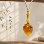 【騰彪琥珀】壽桃項鍊 現貨天然蜜蠟吊墜 雞油黃金絞飄花 立體圓雕壽桃 附公司保證卡 波羅的海優質原礦