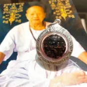 -泰國著名人緣法傳承者 阿贊摩納 2545 人緣果路翁【夢幻佛牌】