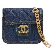 【CHANEL 香奈兒】經典雙C LOGO菱格縫線丹寧牛仔布掛腕萬用零錢包(深藍色AP3355-DENNIM-GPN)