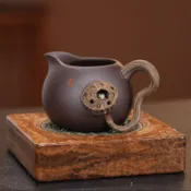紫砂手工 立體雕塑 青蛙蓮子公道杯 老紫泥220ml分茶器 紫砂蓮蓬茶海 自然禪意紋 茶桌擺飾 提升品茶儀式感