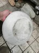 全新米白色的 磨石子圓形 花器 可以種 睡蓮花養魚 只有一個沒有瑕疵優惠免運需先付款 也可以附上一顆睡蓮