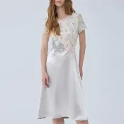 【ILEY 伊蕾】迷幻金屬優雅蕾絲長洋裝(灰色；M-XL；1233017115)