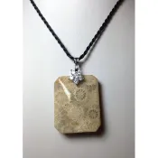 天然高檔精美《珊瑚玉無事牌項鍊》～億萬年吉祥富貴珊瑚菊花玉～ 億萬年的等待只為與你相遇