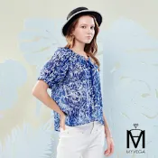 MYVEGA麥雪爾 MA浪漫一字荷葉領抽繩雪紡上衣-藍