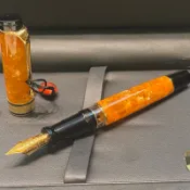筆來筆趣》義大利🇮🇹Aurora Optima 365 Brown 咖啡龜殼18K 限量鋼筆