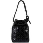 【ISSEY MIYAKE 三宅一生】BAOBAO 亮面方格6x6繩結側肩/斜背水桶包(黑色)