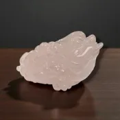 (店+)【尋寶家水晶】【FFR-1】｜粉晶咬錢三腳蟾蜍（手工雕刻）｜招財聚富・旺人緣・柔和開運