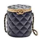 【CHANEL 香奈兒】經典復古雙C LOGO菱格紋羊皮翻蓋圓筒肩背/斜背包(黑色)