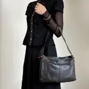 【日本直送 名牌中古包】LOEWE 羅威 側肩包 黑色 Logo 木質飾件 Nappa 皮革 Hobo Bag vintage nj2ii2