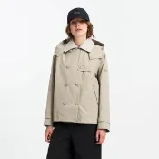 【AIGLE】女 GORE-TEX 防水短版風衣｜AG-5A202A186 杏色 (女外套 防水透氣外套 防風外套 Goretex 風衣)