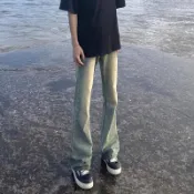 復古做舊微喇牛仔長褲 整體漸層水洗磨白工藝 柔軟垂順牛仔面料 中腰直筒微喇剪裁 褲管自然垂墜堆腳 美式復古街頭高街風長褲