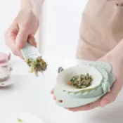 【台灣現貨火速寄出】小麥色包餃子模具 餡料湯匙套裝 可掛式廚房包餃子神器 水餃