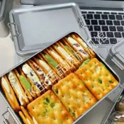 在臺有貨 三天發貨💖零食精選 餅乾 送禮 交互禮 零食 零食精選 台灣小吃香蔥牛軋夾心餅乾鐵盒裝牛軋餅網紅休閒小吃