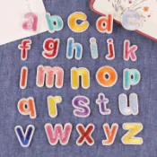 【哈狼族】服飾輔料/刺繡布貼/EMd/刺繡燙布貼26個彩色英文小字母小寫英文字母背膠補丁貼編號徽章拼音繡花標