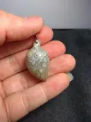 髓質珊瑚玉-菊花玉墜飾