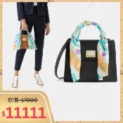 【Alviero Martini】義大利地圖包 印花絲巾牛皮翻蓋側背小包包23cm(黑色)