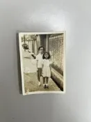 【台灣博土TWBT】202603-060 黑白老照片-民國60年代眷村一景-女學生與小女孩合照