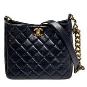 CHANEL 經典雙C LOGO菱格紋亮面小牛皮斜背流浪包(黑色)