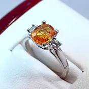 AAA 級 8x6 公釐橙色藍寶石，重 1.18 克拉，14K 白金或黃金戒台，鑲嵌 0.18 克拉鑽石。