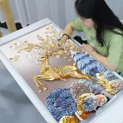 小胖達生活百貨 鉆石畫滿鉆帶框豎版黃金發財鹿新款客廳玄關小幅掛畫鉆貼磚十字繡 客廳掛畫 鑽石貼畫 diy 鑽石畫 掛牆 鑽石貼畫 貼鑽畫