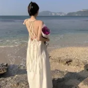 度假长洋裝 渡假風套裝 海边穿搭 吊帶長裙 大尺碼性感洋装連身裙 法式編織露背白色連衣裙 設計感小眾顯瘦沙灘裙 夏季洋裝