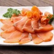 【嚐鮮食光】煙燻冷燻鮭魚切片｜100克±10%/包｜退冰即食｜加熱即食｜冷盤沙拉首選