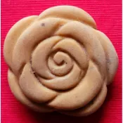 全新完整漂亮重晶石Baryte Group[薔薇花〕珠寶珮飾乙件。保存良好。