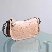 【COACH】Swinger 品牌吊飾鱷魚壓紋皮革手提包單肩包(駝色)