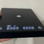 已經通過測試 幾乎全新未拆封 這是一台 TIMEMORE 泰摩黑鏡 Basic 系列手沖咖啡電子秤。