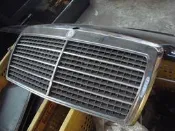 W124 93前 水箱罩 廉售先問勿標-得標1支螺絲