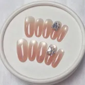 🎀喜糯糯優選🎀【淩洛原創】新款高級感清新豆沙粉漸變氣質閃鑽貓眼手工美甲批髮簡約穿戴甲
