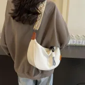 免運 休閒尼龍布包 大容量帆布包 大學生上課斜挎包 簡約森系水餃包 韓版網紅款斜挎餃子包 百搭包包 小衆單肩通勤包 女包