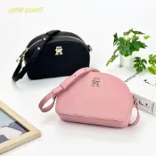 (店+)【TOMMY HILFIGER】立體TH字母 半月包 斜背包 相機包 側背包(TOMMY 半月包 相機包)