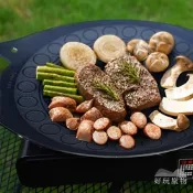 【好玩旅物】明火電磁爐兩用不銹鋼腳架煎盤烤盤附贈收納袋(好玩旅物 麥飯石烤盤 圓形雙耳不沾鍋 露營燒烤盤 瓦斯電磁爐通用 無煙鐵板 煎炒燒烤肉)