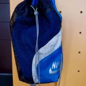 【二手】NIKE 經典藍黑網眼雙格層抽繩後背包 / 游泳包 / 運動束口袋