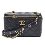 CHANEL 經典菱格紋小羊皮拉鍊洞洞背帶斜背化妝包(黑)