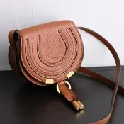 【Chloe’ 蔻依】MARCIE 簡約經典LOGO小牛皮超迷你馬鞍包斜背包(焦糖棕)