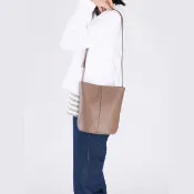 【agnes b.】Voyage  荔枝紋皮革 水桶包 卡其色