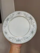 古瓷堂日本回流瓷器 日本進口則武Noritake骨瓷餐盤 淡藍色小花描金邊 金色波浪紋飾 精致做工 細膩瓷質 18cm直徑 高品質骨瓷餐盤 典雅下午茶餐具