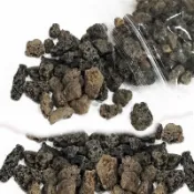 西西手工藝材料 25103 黑火山石(約100g) 水族箱布置石頭 景觀資材 天然碎石 園藝盆栽美化 美術材料 滿額免運