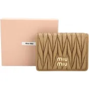 miu miu Matelasse 皺褶納帕羊皮6卡對折卡片夾(駝色)