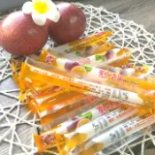 -熱情果百香果蒟蒻果凍條- 埔里百香果汁添加，軟Q有嚼勁，無色素，濃濃百香果果香，酸甜口味，令人愛不釋手，小朋友的最愛。