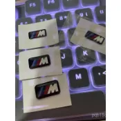 高品質🚗適用於寶馬BMWM標隨意貼標誌小貼3係5係7係x3 x5 2 1係方嚮盤貼輪轂 WAJN