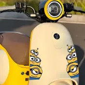 ⭐️臺灣出貨⭐️小黃人車貼卡通大眼萌神偷奶爸滑板電動車摩托裝飾貼紙窗貼畫
