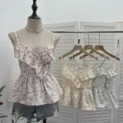 【荷葉邊裙擺】度假風碎花吊帶洋裝 交叉設計 短款 清新靈動 吊帶 吊帶洋裝 度假洋裝 渡假洋裝 渡假風洋裝 碎花洋裝