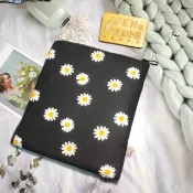 袋物系列-韓國薄棉布料黑底小雛菊L型拉鍊袋加鋪棉-電子書保護套-