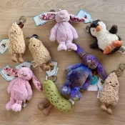 (店+)【JELLYCAT】英國 Jellycat 鑰匙圈 吊飾 掛飾 玩偶 娃娃 花生 兔兔 企鵝 蘇格蘭梗犬 酸黃瓜